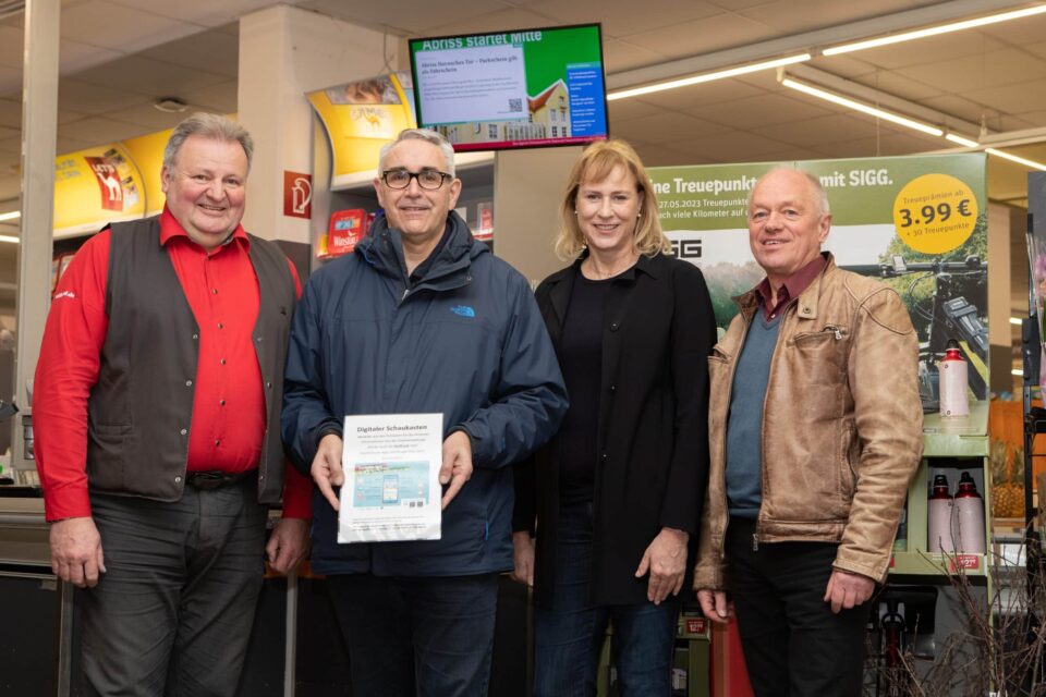 Im Heidenoldendorfer Nahkauf freuen sich (von links) Marktleiter Michael Wallbaum, Heimatvereins-Vorsitzender Roger Stürmer, Manuela Günzel (Koordinatorin für das Ehrenamt bei der Stadt Detmold) und Ortsbürgermeister Wolfgang Schriegel über das neue Kommunikationsmedium. Foto: Stadt Detmold