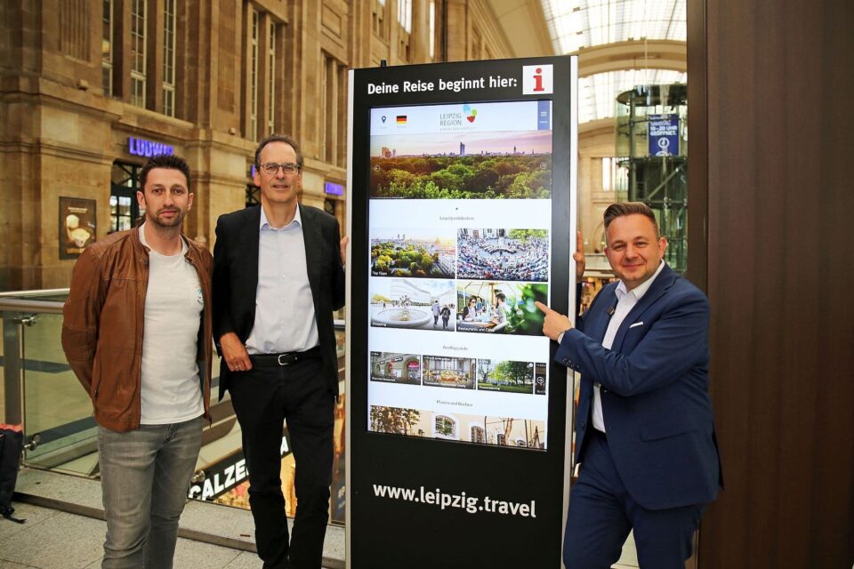 (v.l.) Eröffnung der digitalen Informationsstele am Hauptbahnhof durch Steffen Heyde (urbanite & ELODIS), Volker Bremer (Leipzig Tourismus und Marketing GmbH) und Thomas Oehme (PROMENADEN Hauptbahnhof Leipzig)